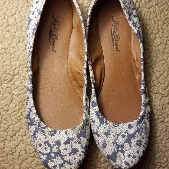 NEW! Lucky Brand Blue & White Floral size 6 Flats - Picture 2 of 3